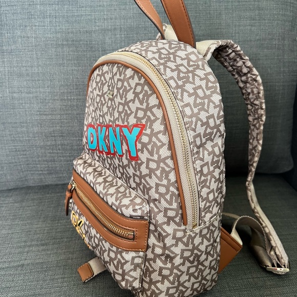 NWT DKNY CASEY MEDIUM LOGO BACKPACK SHOULDER BAG